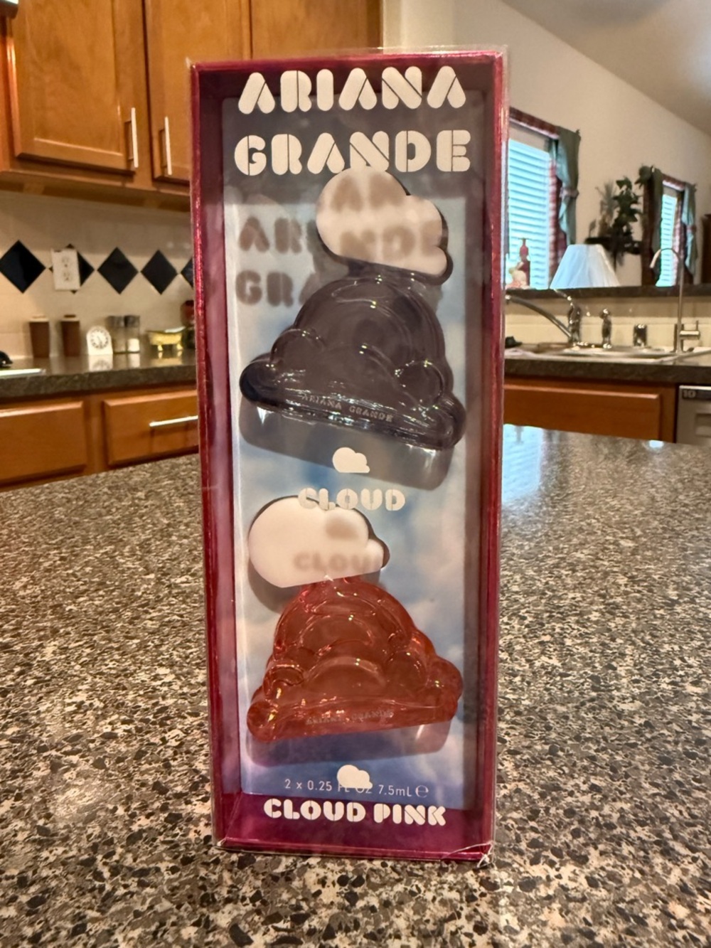 Ariana Grande Cloud Set - Picture 2 of 8